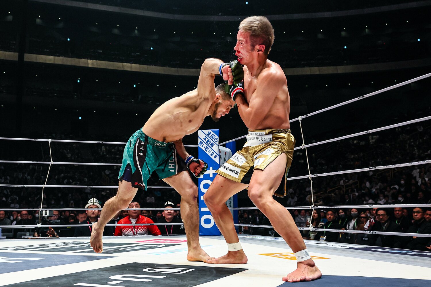 2ラウンド、シェイドゥラエフの右オーバーハンドで血しぶきが舞う　©RIZIN FF Susumu Nagao