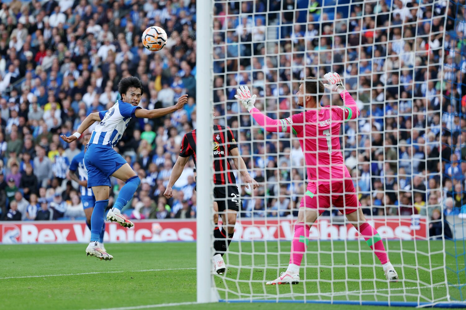 後半32分、三笘の2ゴール目【1枚目／全2枚】。エストゥピニャンのクロスにヘッドで合わせた　©Getty Images