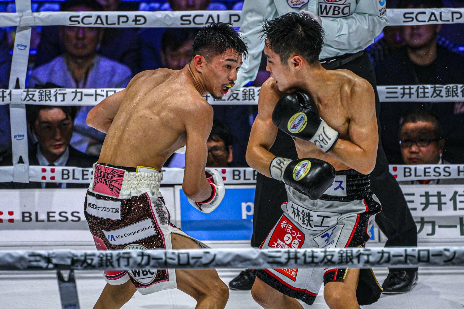 中谷潤人とのWBC・IBF世界バンタム級王座統一戦。西田凌佑は次第にペースを握りつつあったが…　©Takuya Sugiyama