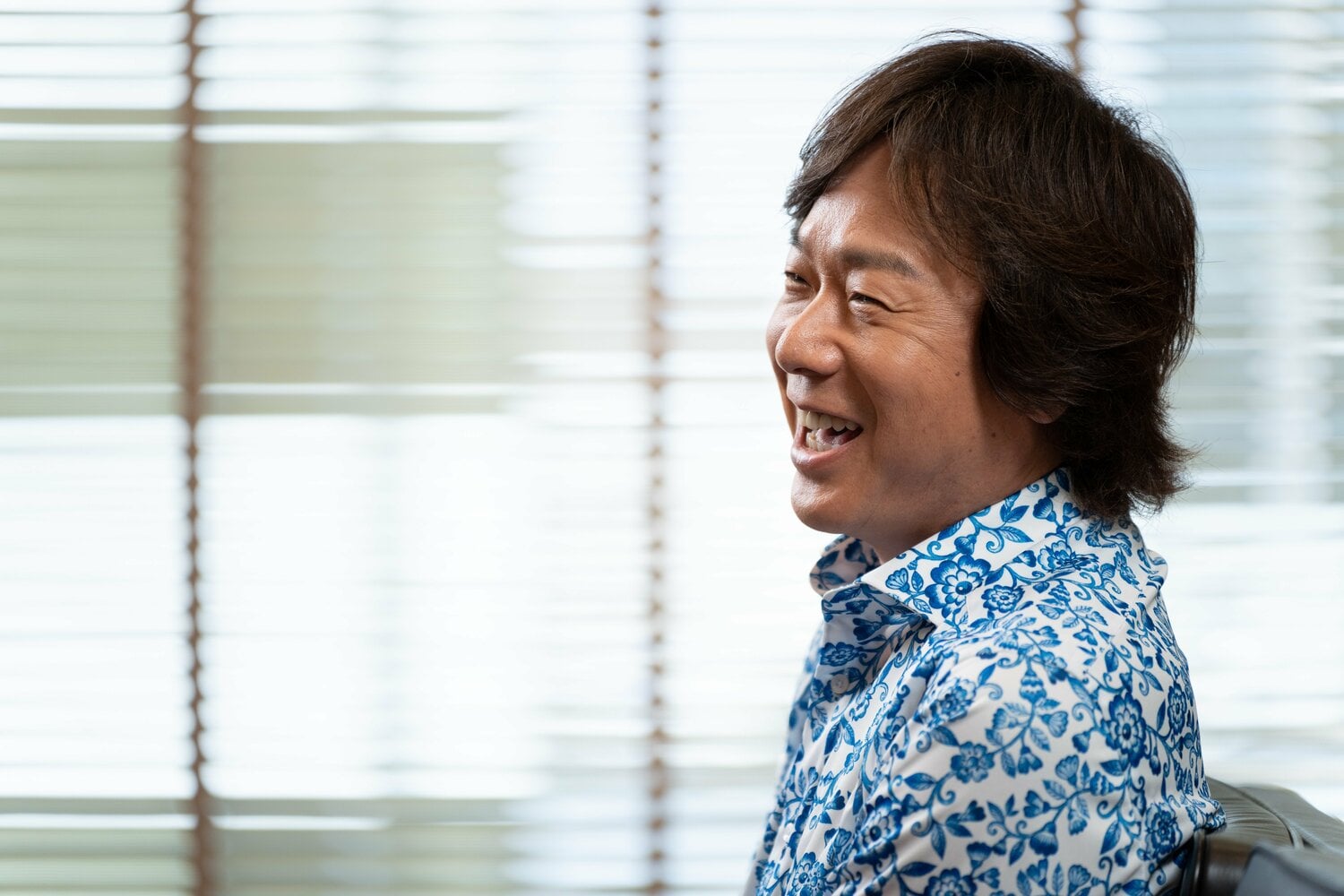 インタビューに答える佐藤弘道さん　©Shiro Miyake