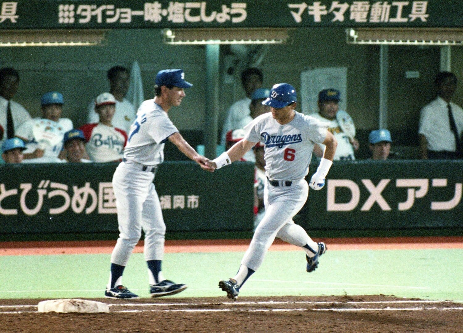 1990年7月、オールスター。野茂英雄からホームランを放った落合。1塁の星野仙一監督と握手を交わす　©Sankei Shimbun