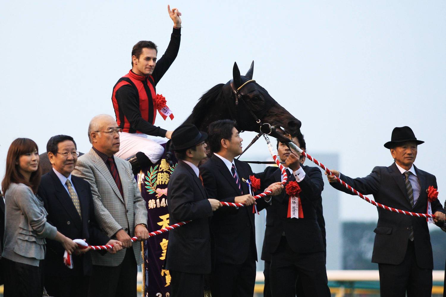 怪我を乗り越えて、2012年天皇賞・秋を制した　©AFLO