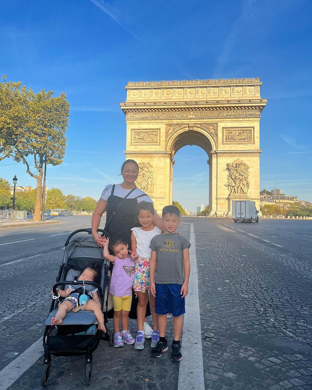 大会期間中の現在、章仁さん、4人の子どもたちとパリに滞在しているローラさん。朝の凱旋門前にて　©本人提供