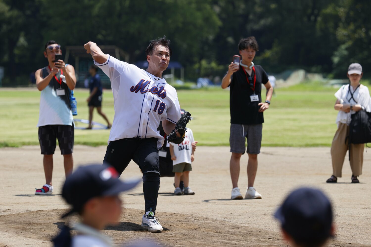 子供たちの前でピッチングを披露する五十嵐　©︎Shigeki Yamamoto