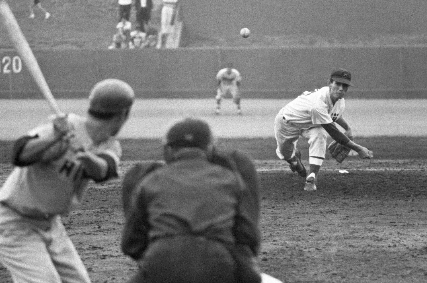 明大時代の星野のピッチング　©JIJI PRESS