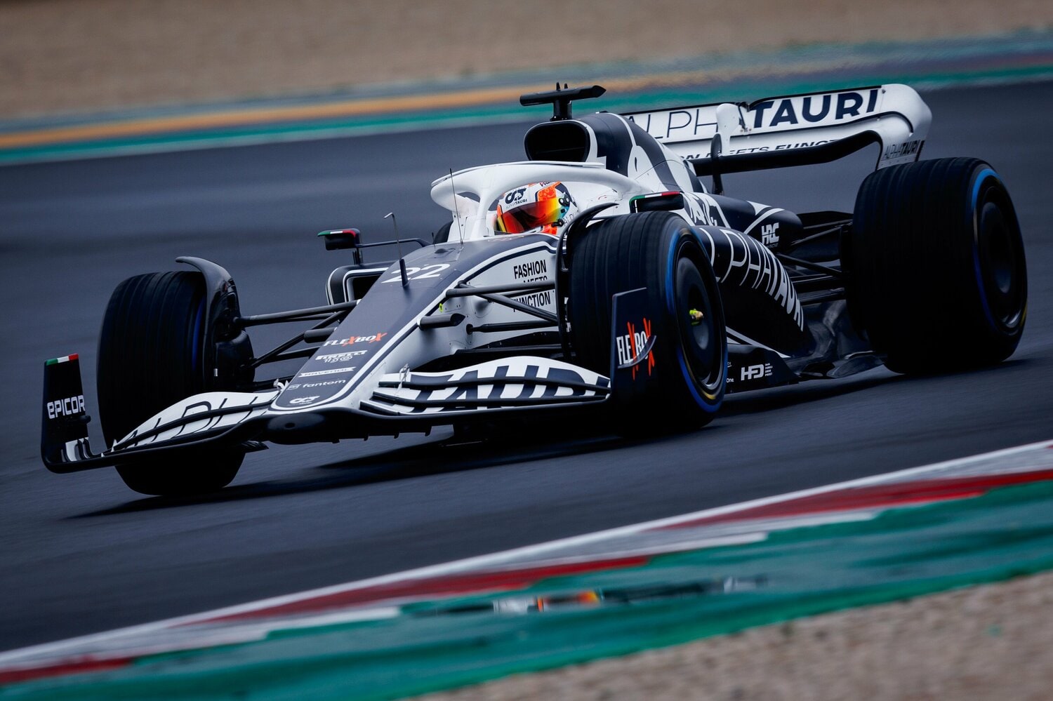 21年は最終戦で4位と今季に期待を抱かせた角田。22年は新型マシンでコンスタントなポイント獲得を目指す　©Samo Vidic / Red Bull Content Pool