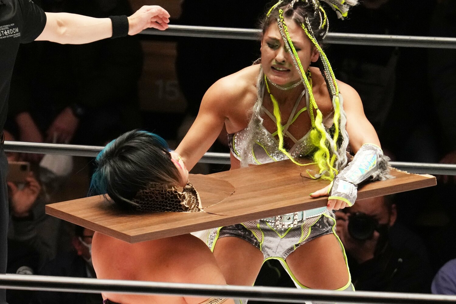 刀羅ナツコの頭でテーブルをぶち抜いたジュリア　©Essei Hara