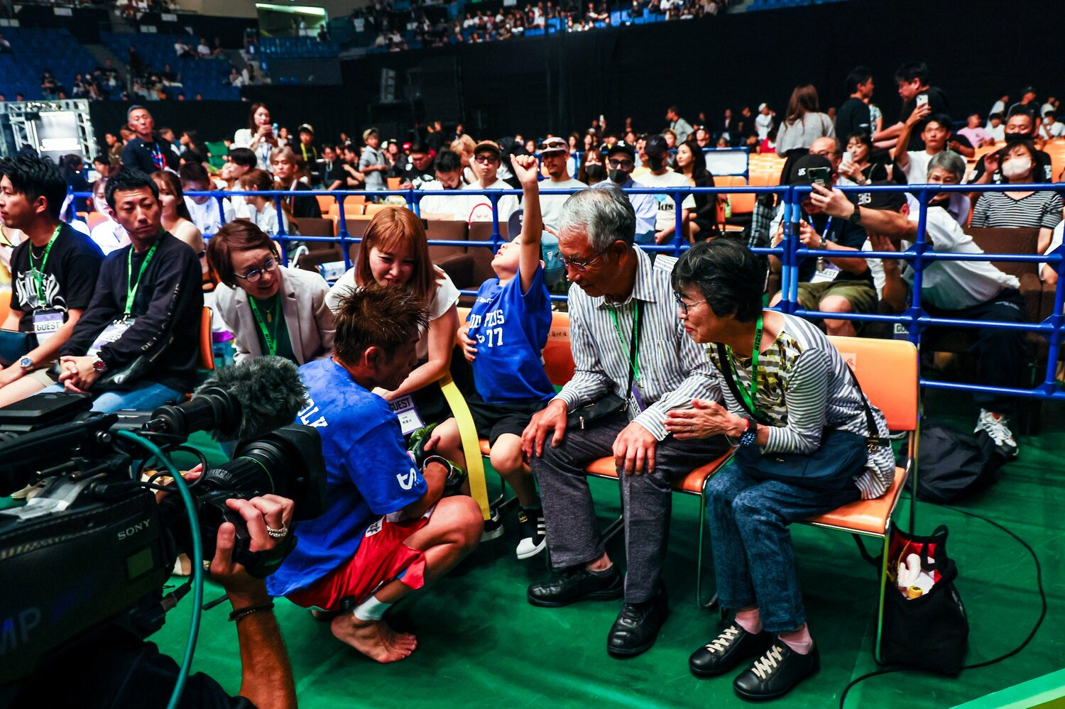 最前列で試合を見守った妻子、両親のもとへ ©RIZIN FF Susumu Nagao