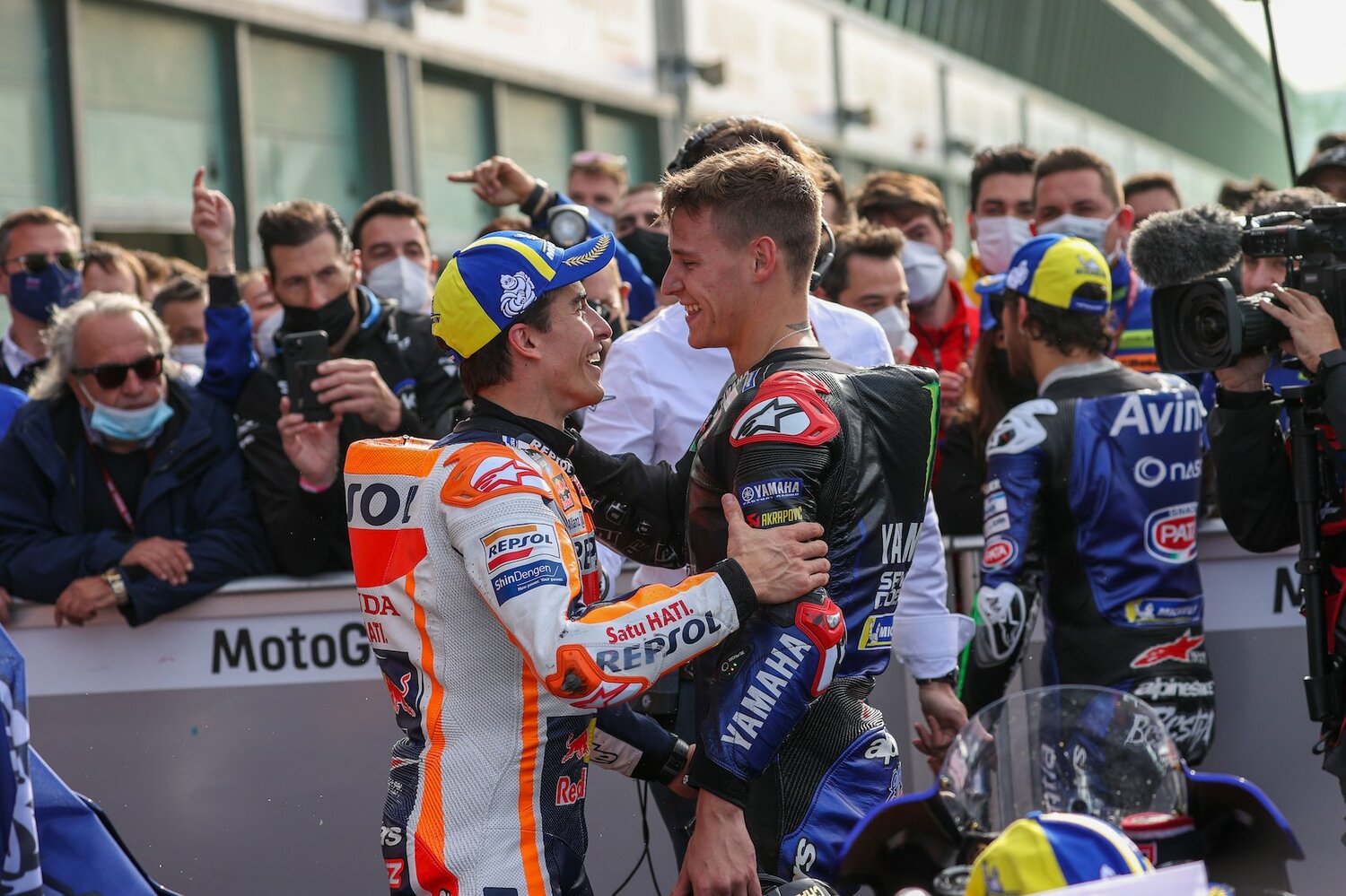 レース後のパルクフェルメで、優勝したマルケスから祝福を受けるクアルタラロ