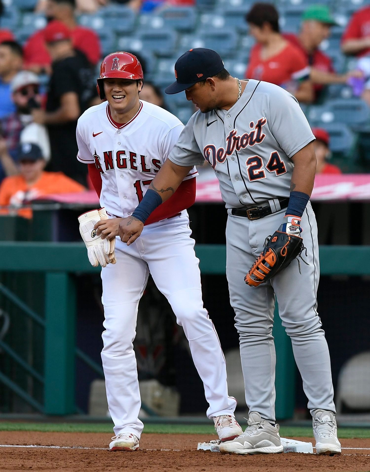 大谷さんへのボディタッチ多めなタイガースのカブレラ　©Getty Images