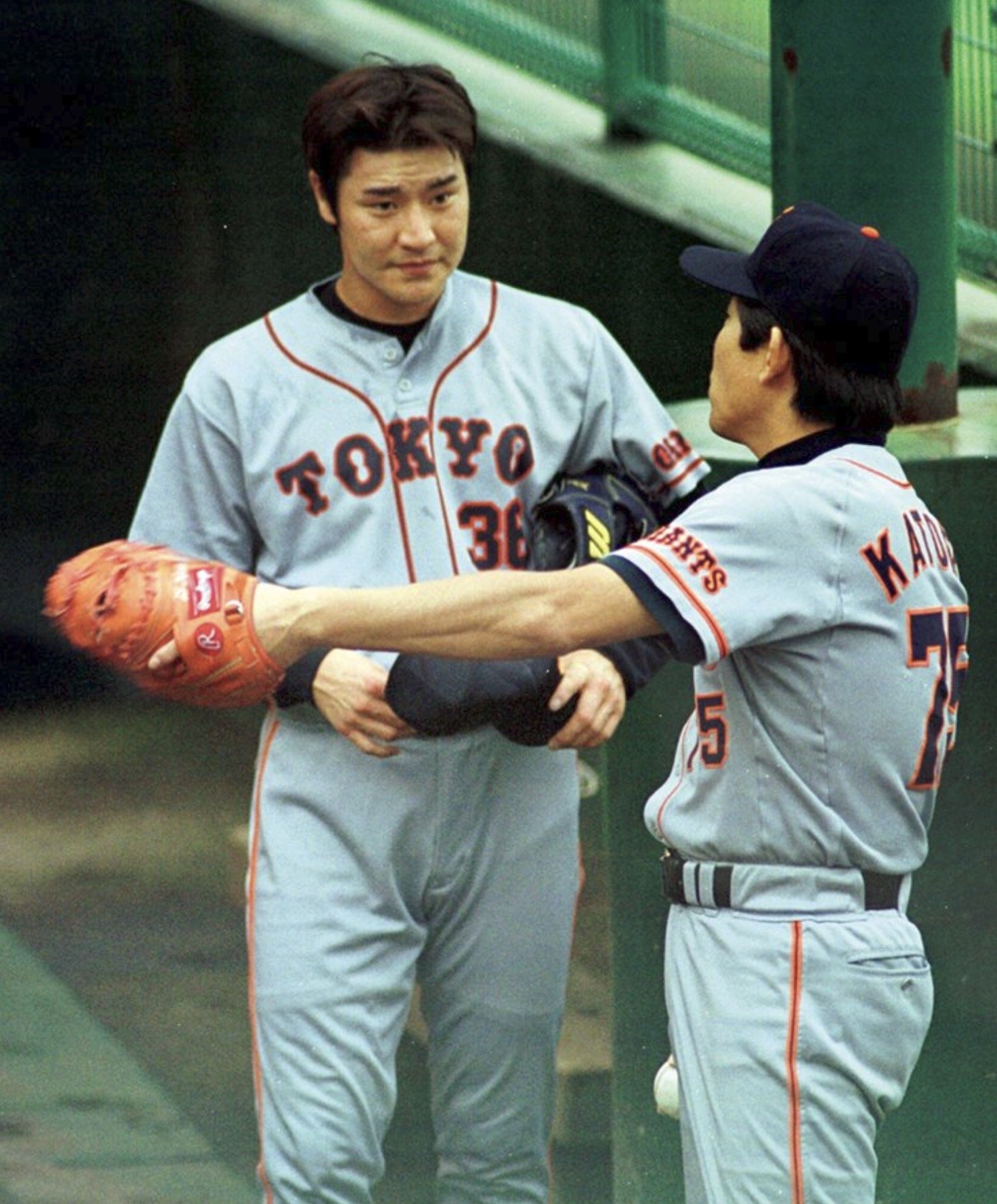 10月24日、雁の巣球場で行われた練習中に話し込む高橋尚成（左）と鹿取コーチ　©SANKEI SHIMBUN