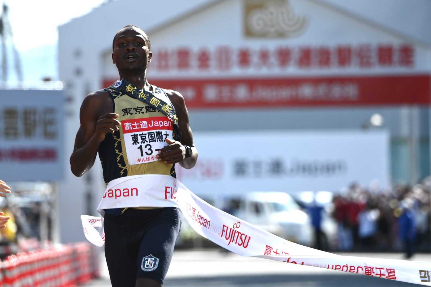 2位に2分近くの差をつけてゴールする東国大のアンカー・ヴィンセント　©Nanae Suzuki