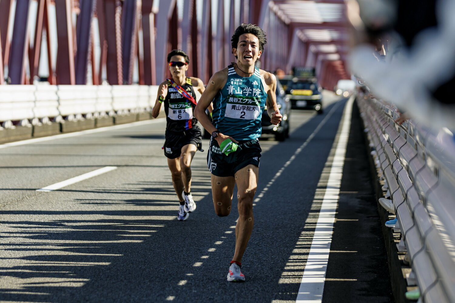 創価大・吉田との4年生同士の気持ちのぶつかり合いとなった2区を制した青学大の鶴川　©Kiichi Matsumoto