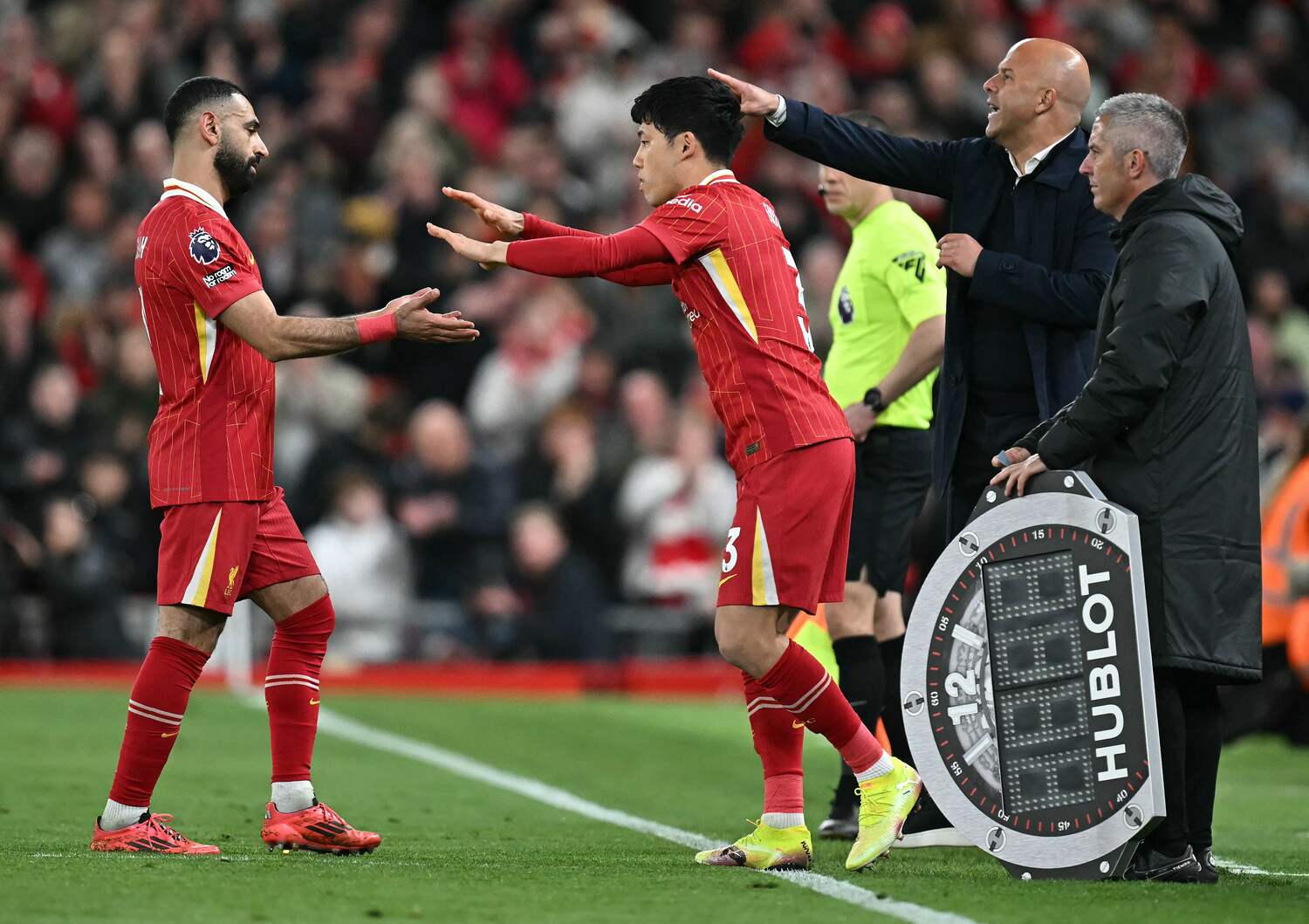 サラーに代わってピッチに投入される遠藤航　©︎AFP/AFLO