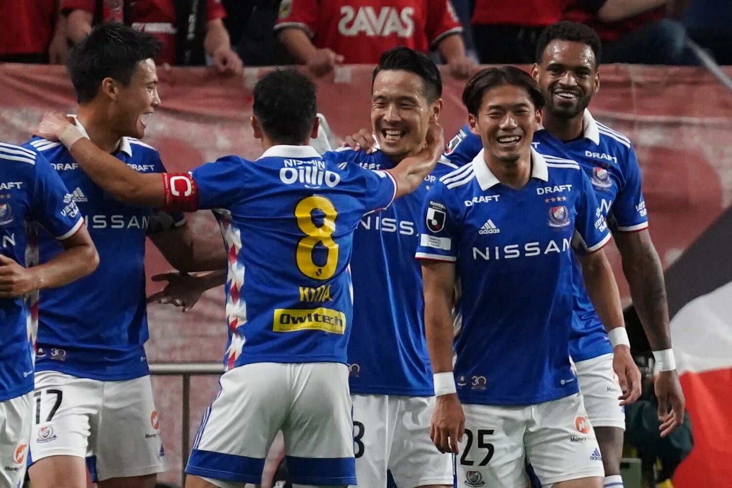 今季はリーグ27試合に出場し、7得点6アシストを記録している水沼（中央）。チームも現在首位　©Gety Images