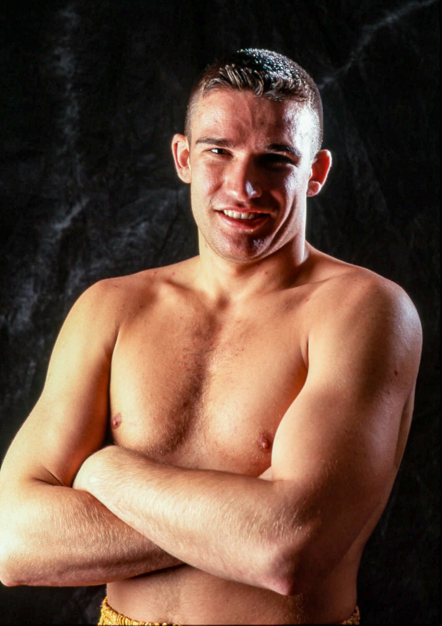 スタジオ撮影で笑みを浮かべるアーツ　©Susumu Nagao