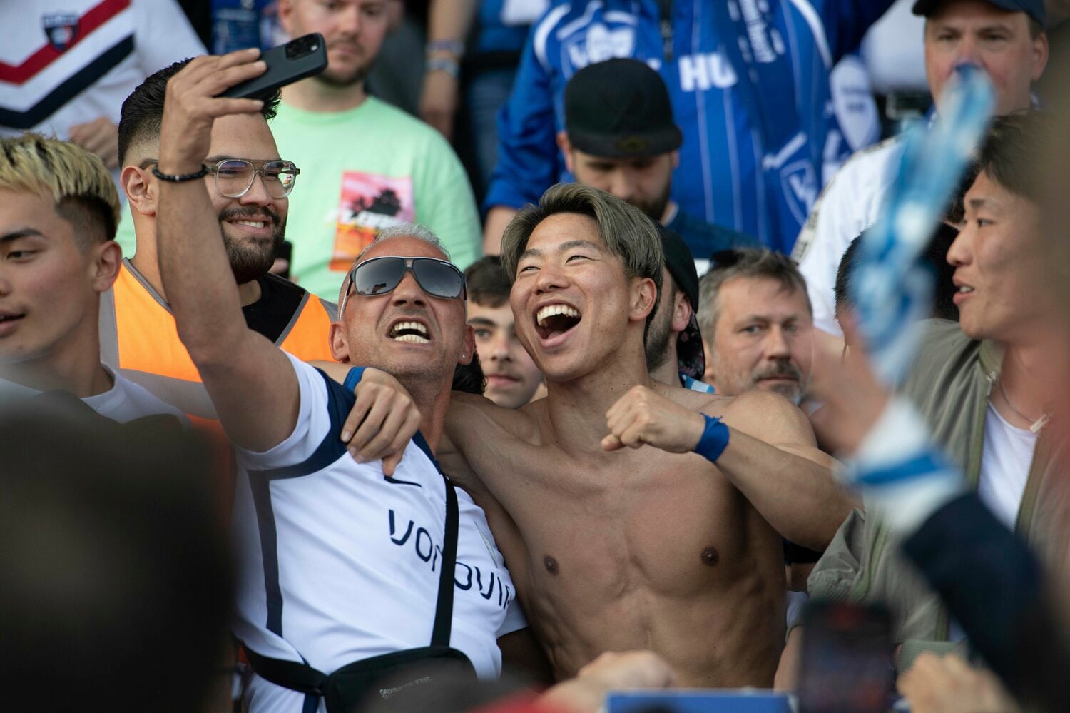 写真をせがまれる浅野　©JIJI PRESS