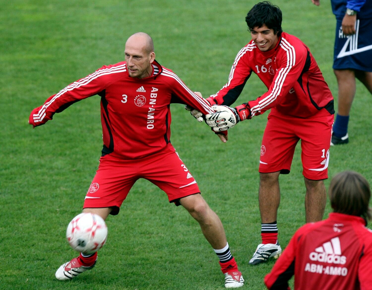 アヤックス時代、スタム（左）とじゃれあうスアレス　©CTK/JIJI PRESS