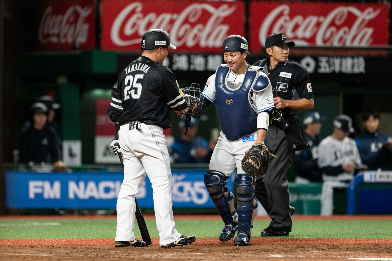 第2打席に入る前に古賀と言葉をかわす　©Nanae Suzuki