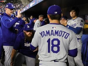「ヤマに“負けるという選択肢はない”」ロバーツ監督もカーショウもフリーマンもドジャースOBも山本由伸に感嘆「この上なく特別」LA紙が聞いた話