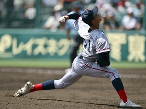 甲子園で「魔球みたいになっている」京都国際・西村一毅が操る、低反発バットに“効く”球種とは…「フルスイングさせない」秘密を読み解く