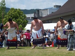 10年前、大相撲の被災地慰問。横綱白鵬の土俵入りも行われた