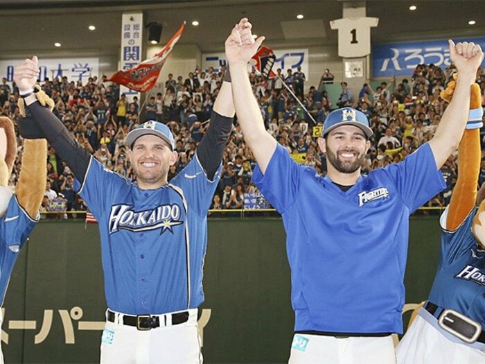 外国人選手の成否握るキーマン、プロ野球の「通訳」という仕事。＜Number Web＞ photograph by Kyodo News