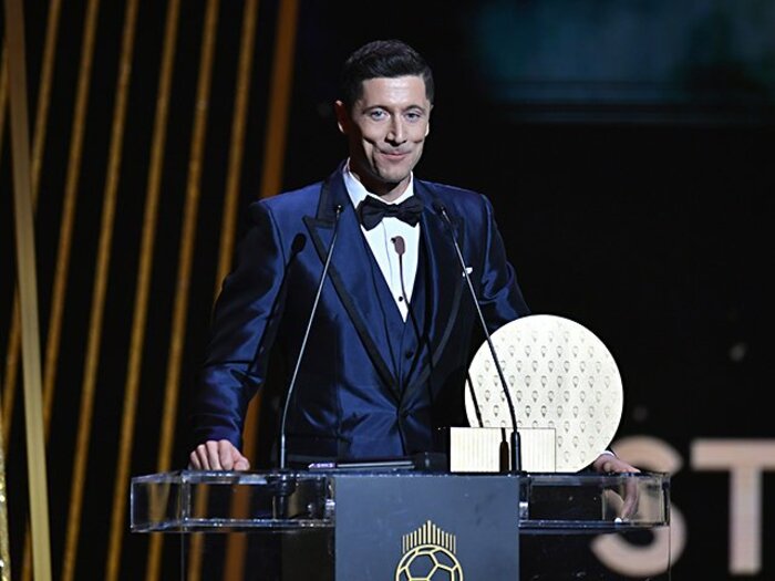 バロンドールを逃してメッシも同情…“腹筋バキバキ”レバンドフスキを支える“元空手選手”妻アンナのスゴすぎるサポートとは？＜Number Web＞ photograph by Getty Images