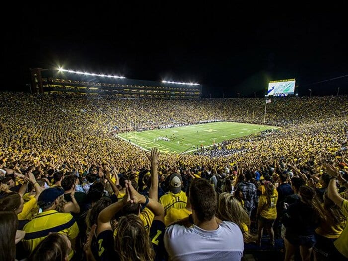 米大学スポーツビジネスを観察する。想田和弘『ザ・ビッグハウス』論。＜Number Web＞ photograph by AFLO