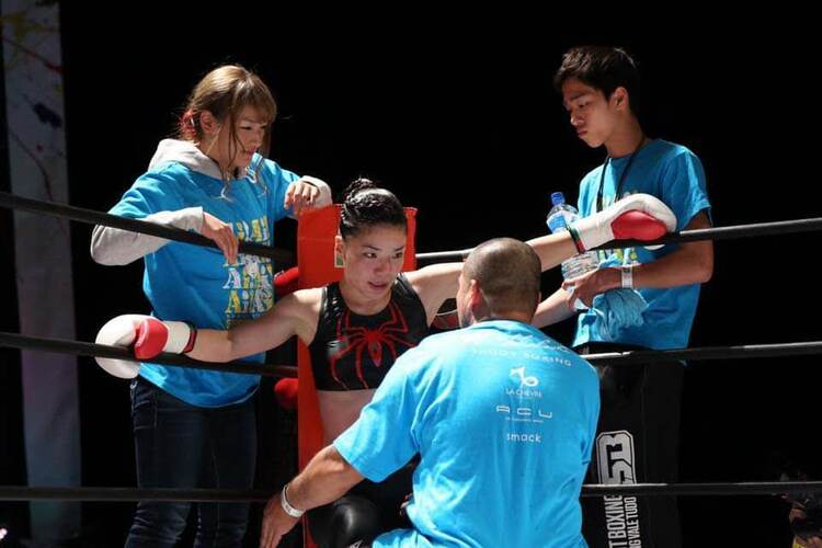 世界5階級制覇の“レジェンド”藤岡奈穂子がシュートボクシング高橋藍と