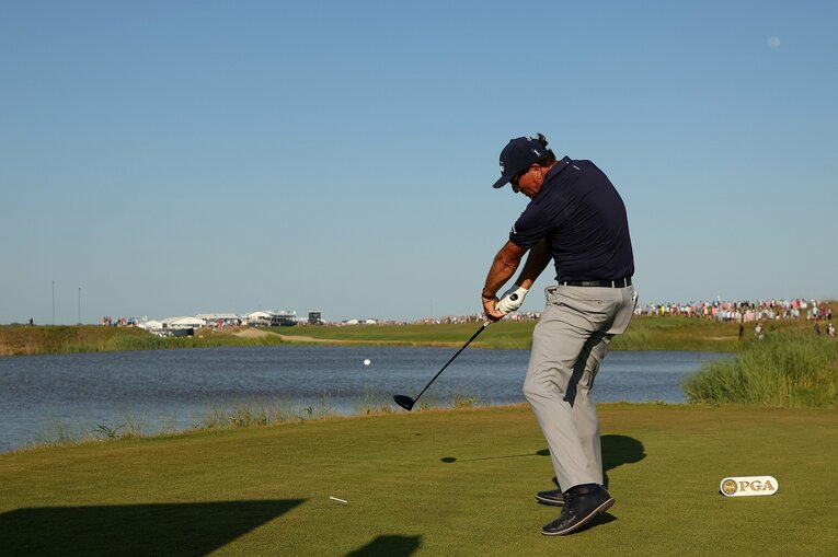 16番でパワフルなショットを披露するミケルソン　©︎Getty Images