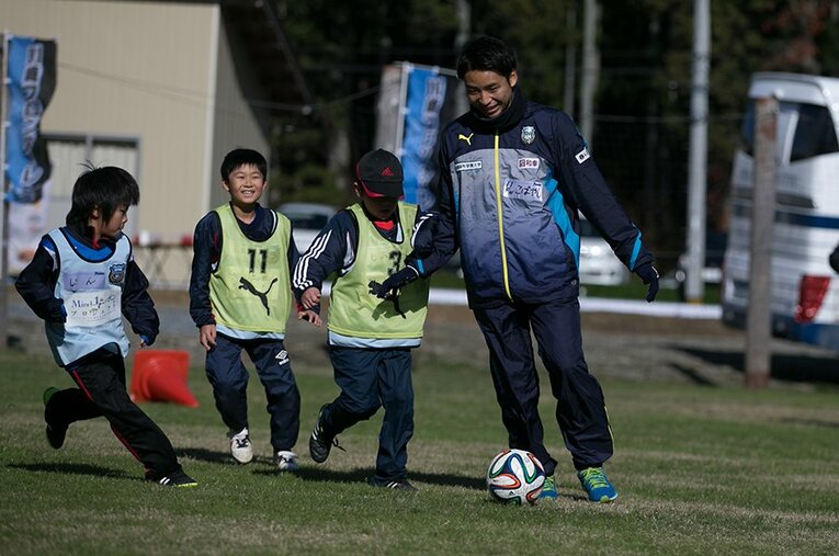 陸前高田の子供たちにサッカーを教える小林（2015年撮影） ／ photograph by KAWASAKI FRONTALE
