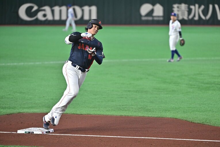 台湾戦の2回に満塁弾を放ち「お茶点てポーズ」をしながらベースを回る大谷翔平　©️Hideki Sugiyama