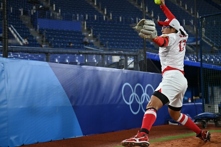 上野由岐子の投球フォーム（連続写真）　©©Naoya Sanuki/JMPA