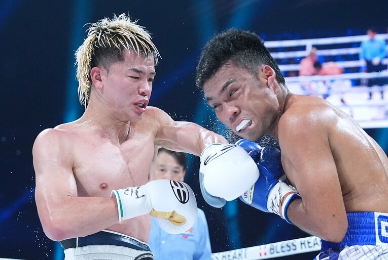 アシロの顔面をとらえた那須川天心の左フック　©Naoki Fukuda