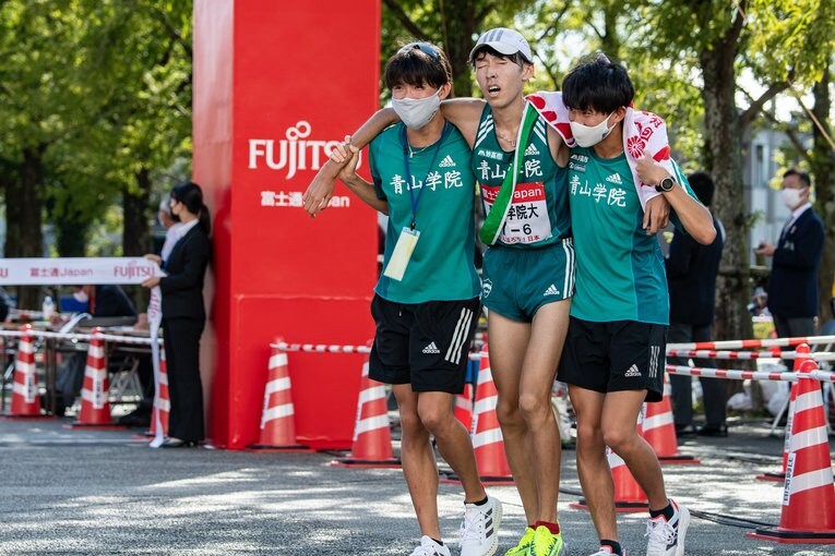 4位→2位に順位を上げたアンカーの横田俊吾（3年）　©Nanae Suzuki