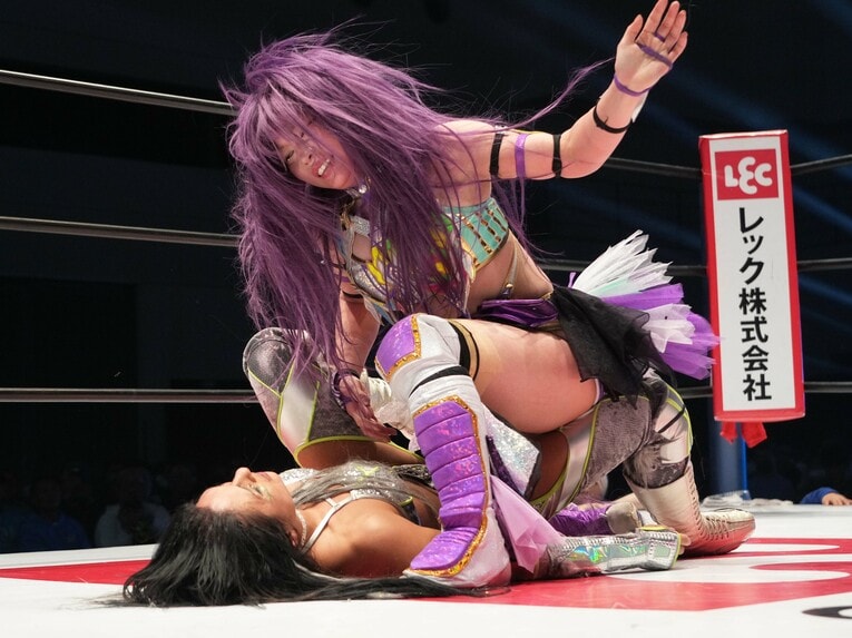 マウントからジュリアにビンタを見舞う中野たむ　©Essei Hara