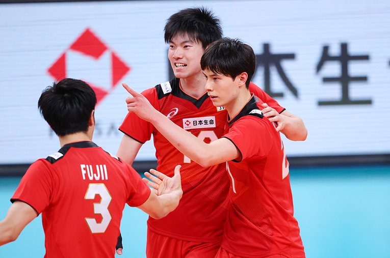 大学生で日本代表入りを果たした高橋藍（右）と大塚達宣。東京五輪のコートでどんな飛躍を見せるか ／ photograph by YUTAKA/AFLO SPORT