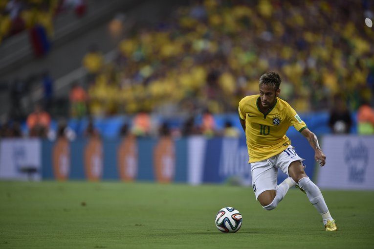 鋭い切り返しを見せるネイマール（2014年ブラジルW杯）　©JMPA
