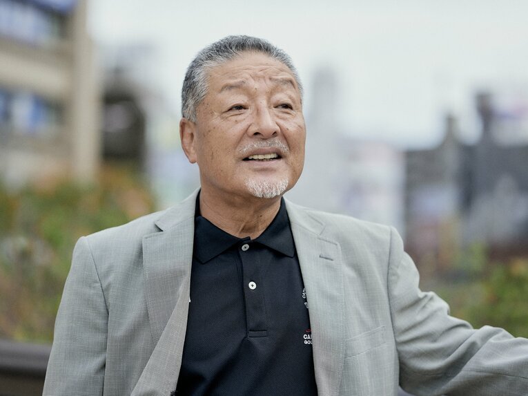 約半世紀前の記憶を辿る杉浦享　©Yuki Suenaga