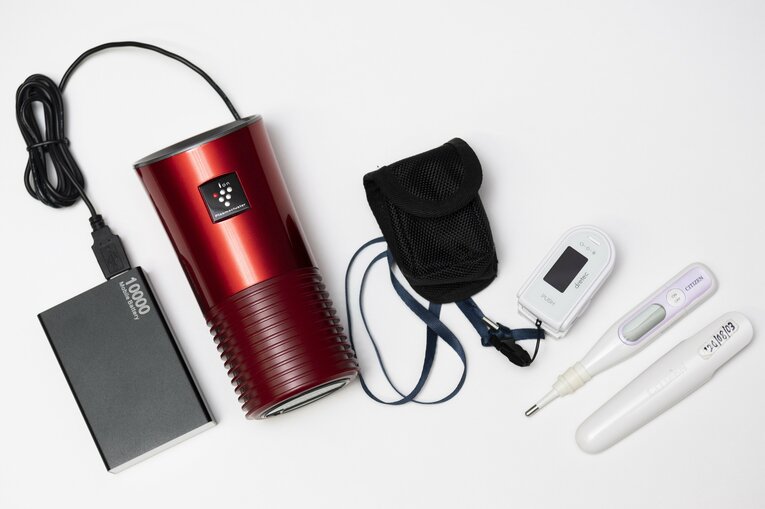 左が車用の空気清浄機とモバイルバッテリー。右はパルスオキシメータと体温計　©Tomosuke Imai