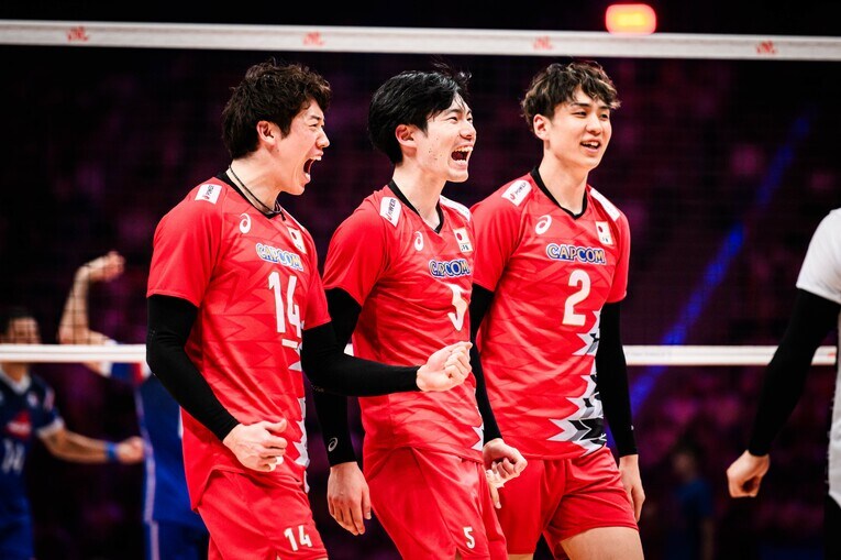 石川祐希、大塚達宣、小野寺太志（VNL決勝フランス戦）©︎Volleyball World