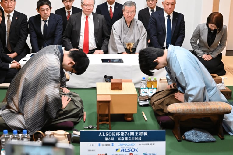 藤井聡太王将と永瀬拓矢九段が対戦した2024年度の王将戦。今年度からは「日本将棋連盟」の単独主催となった ／ photograph by Keiji Ishikawa