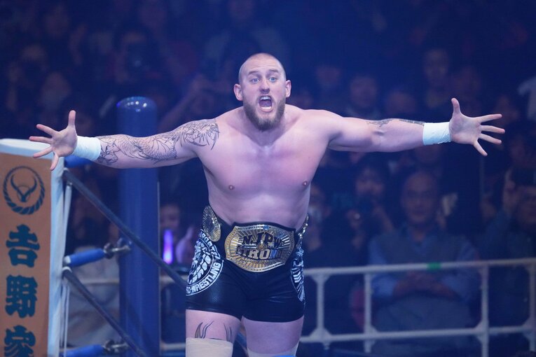 リングインして観客にアピールするゲイブ・キッド　©Essei Hara