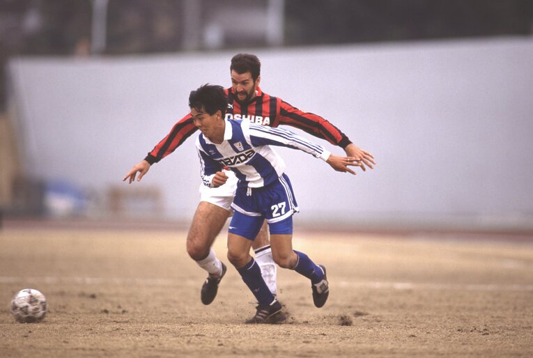 マツダ時代の森保一。写真は1992年3月の日本リーグで（当時23歳）。18歳で入団した森保がマツダで試合に出るまでにはかなりの苦労があった　©サッカーマガジン