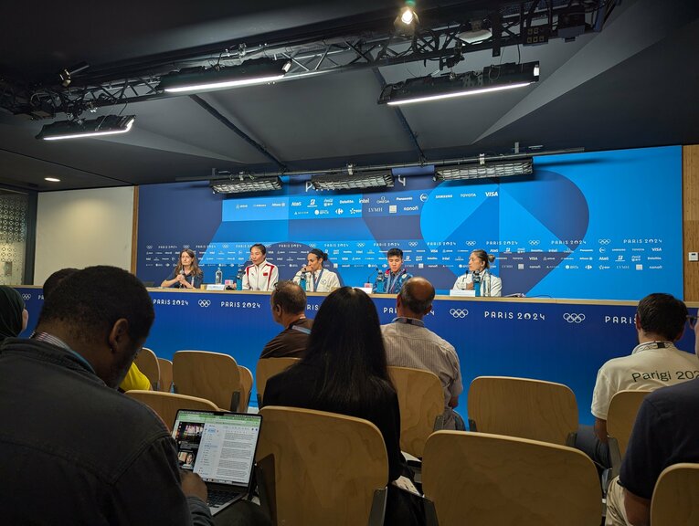 決勝後の記者会見。ケリフは「彼ら（IBA）は私を嫌っている」と率直な思いを語った　©JMPA