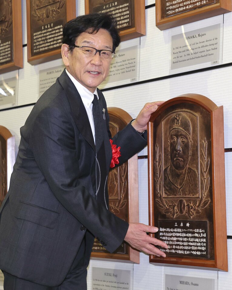 野球殿堂入りし、野球殿堂博物館にて三原脩さんのレリーフの前に立つ栗山英樹　©️KYODO