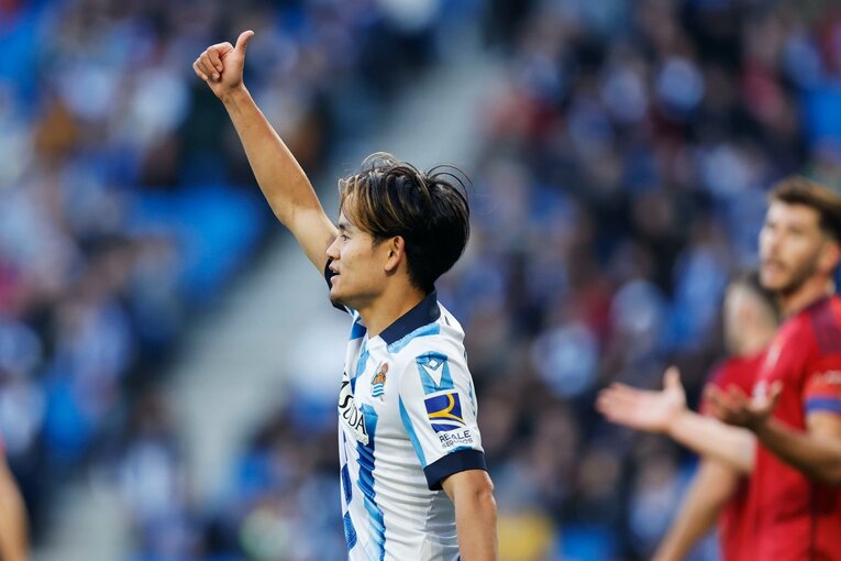 バックラインからのフィードに対しサムズアップを見せる久保　©Daisuke Nakashima