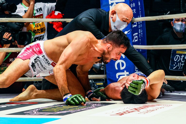 失神する朝倉未来に声をかけるクレベル　©RIZIN FF Susumu Nagao