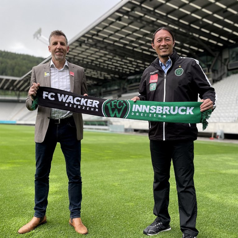 監督に就任したさいの1枚　©FC Wacker Innsbruck